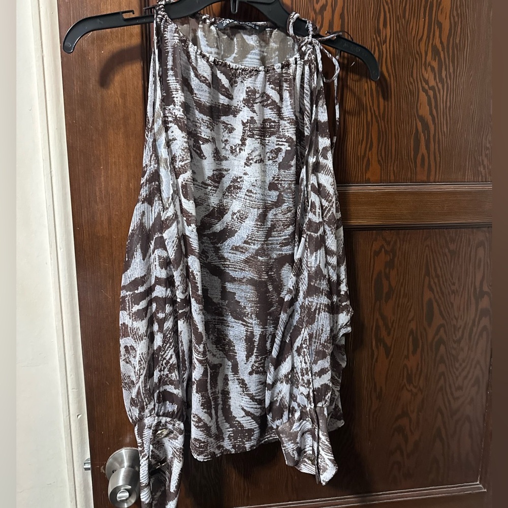 Zara Sheer Flare Animal Print Blouse Cutout Sleeve
Adjustable Neckline